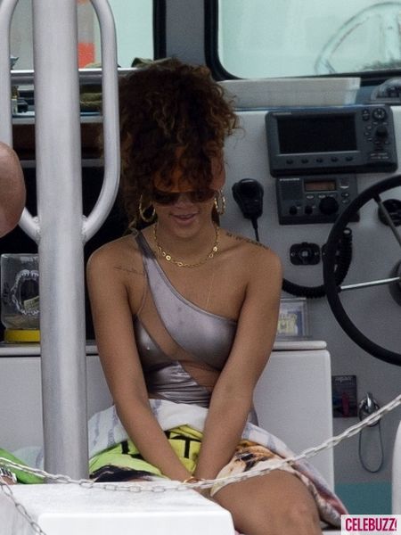 Rihanna Wearing a Very Hot Bikini (17 pics)