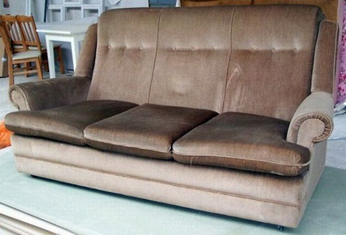 Old Couch with a Snooker Table Hidden Inside (8 pics)
