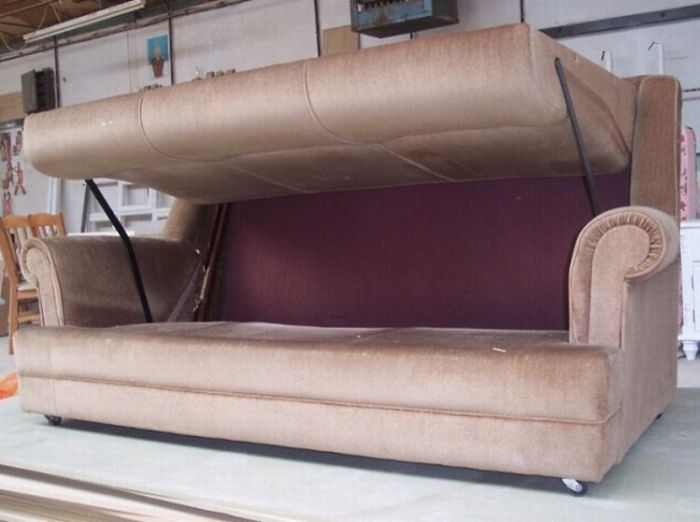 Old Couch with a Snooker Table Hidden Inside (8 pics)