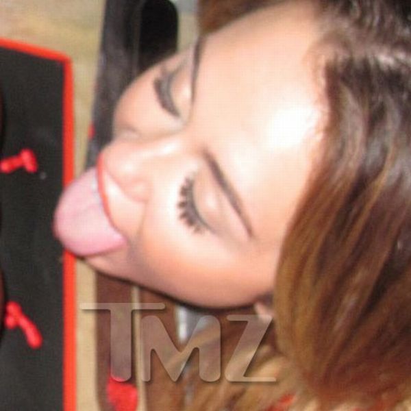 Miley Cyrus Licks Genitally Birthday Cake (7 pics)