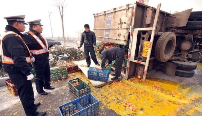 Egg Truck Crash in China (5 pics)
