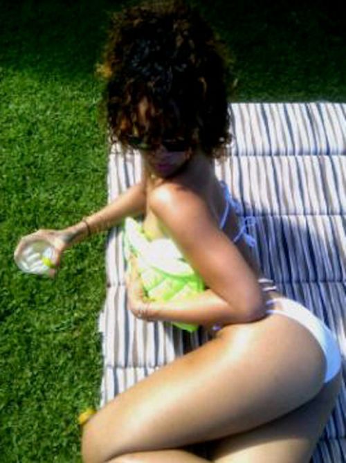 Rihanna's Recent Twit Pics (12 pics)