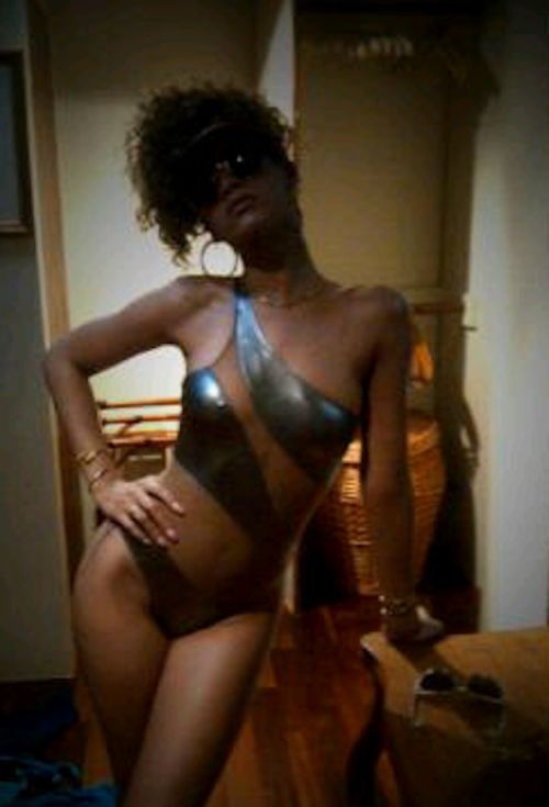 Rihanna's Recent Twit Pics (12 pics)