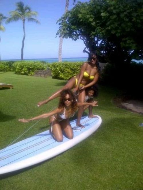 Rihanna's Recent Twit Pics (12 pics)