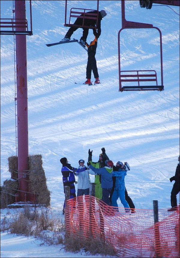 People Rescue a Boy Dangling From Ski Lift (4 pics)