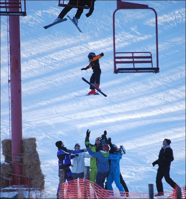 People Rescue a Boy Dangling From Ski Lift (4 pics)