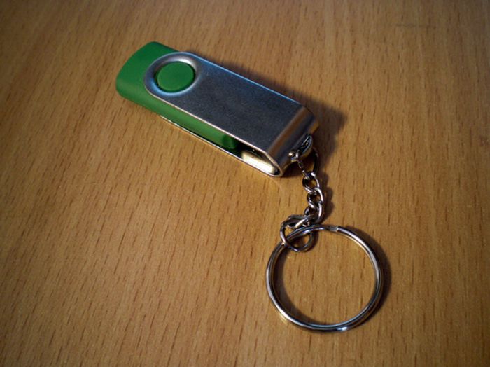 What Is Inside a Chinese USB Stick (4 pics)