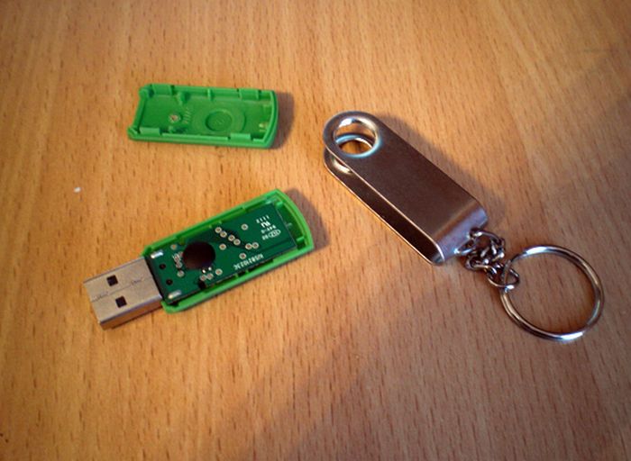 What Is Inside a Chinese USB Stick (4 pics)