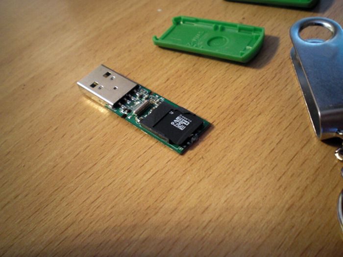 What Is Inside a Chinese USB Stick (4 pics)