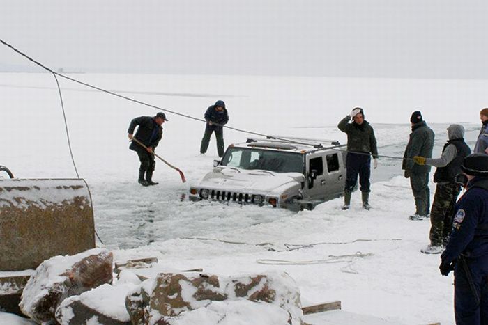 Two Hummers Got Stuck in Frozen Lake (12 pics)