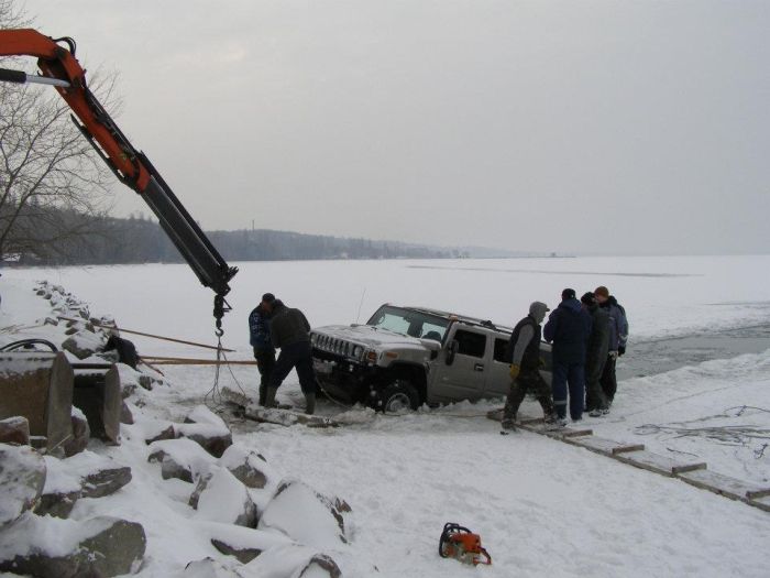 Two Hummers Got Stuck in Frozen Lake (12 pics)