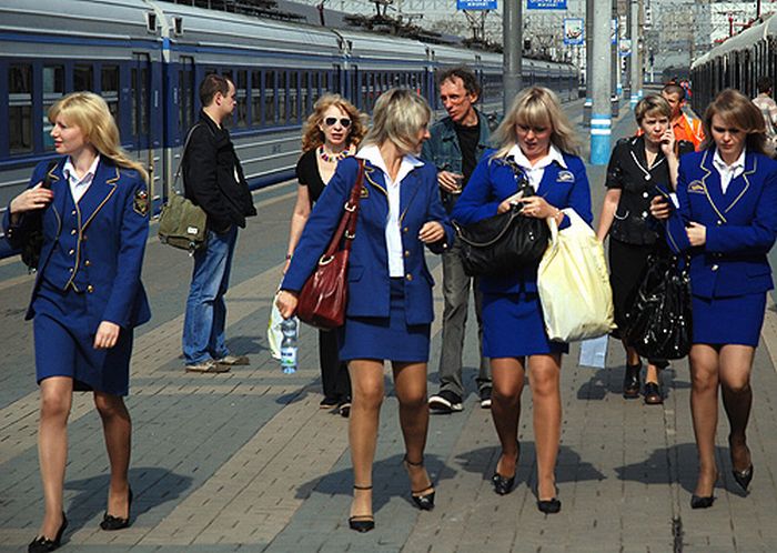 Stewardesses From All Over the World (34 pics)