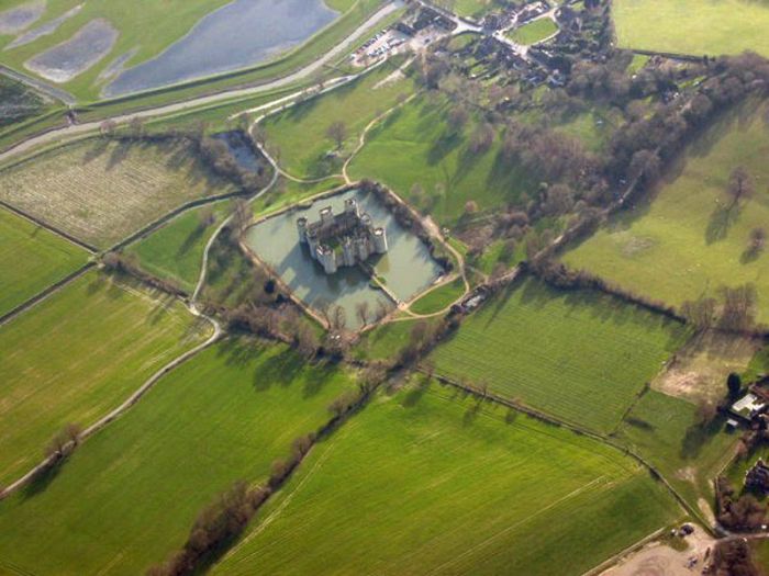 Beautiful Castles Surrounded by Water (20 pics)