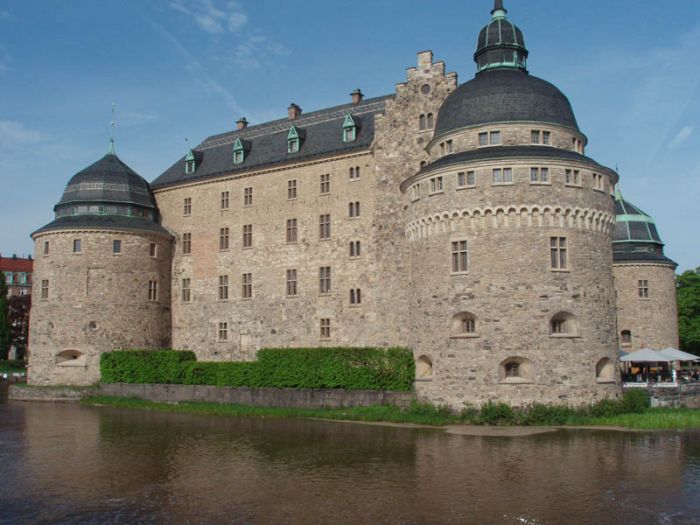 Beautiful Castles Surrounded by Water (20 pics)