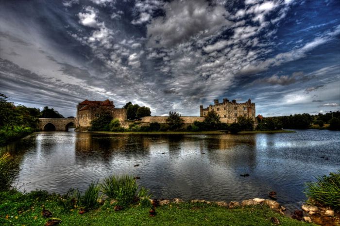 Beautiful Castles Surrounded by Water (20 pics)