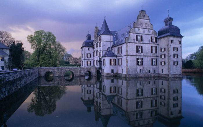 Beautiful Castles Surrounded by Water (20 pics)