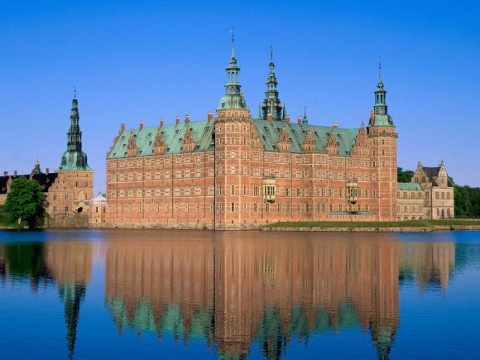 Beautiful Castles Surrounded by Water (20 pics)