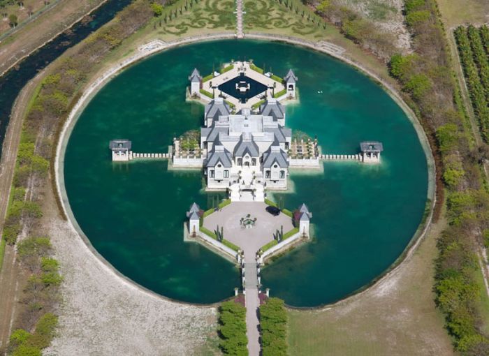 Beautiful Castles Surrounded by Water (20 pics)