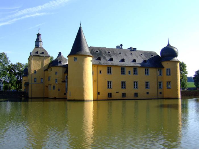 Beautiful Castles Surrounded by Water (20 pics)