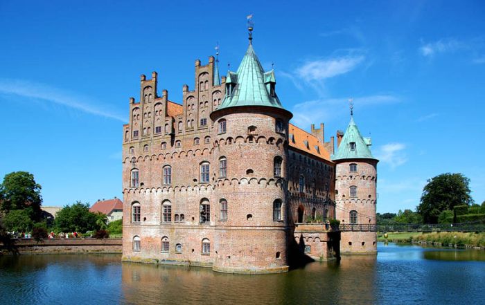 Beautiful Castles Surrounded by Water (20 pics)