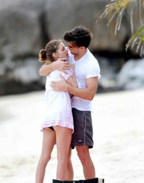 Celebrity Kissing (51 pics)