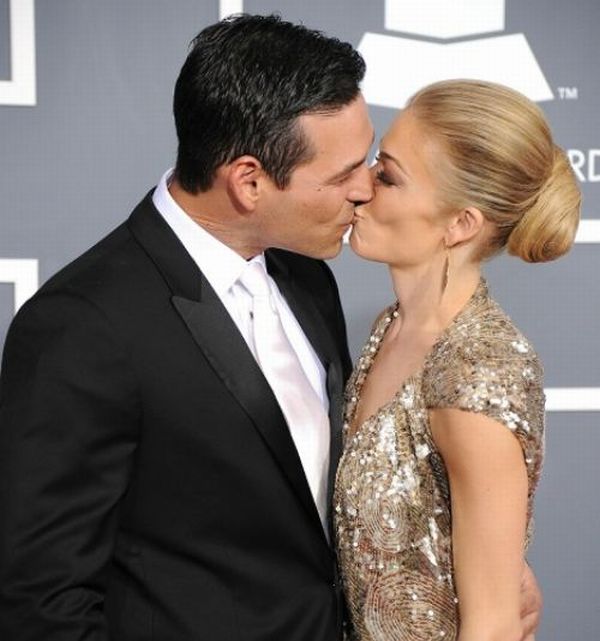 Celebrity Kissing (51 pics)