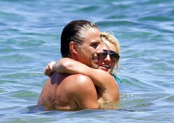 Celebrity Kissing (51 pics)