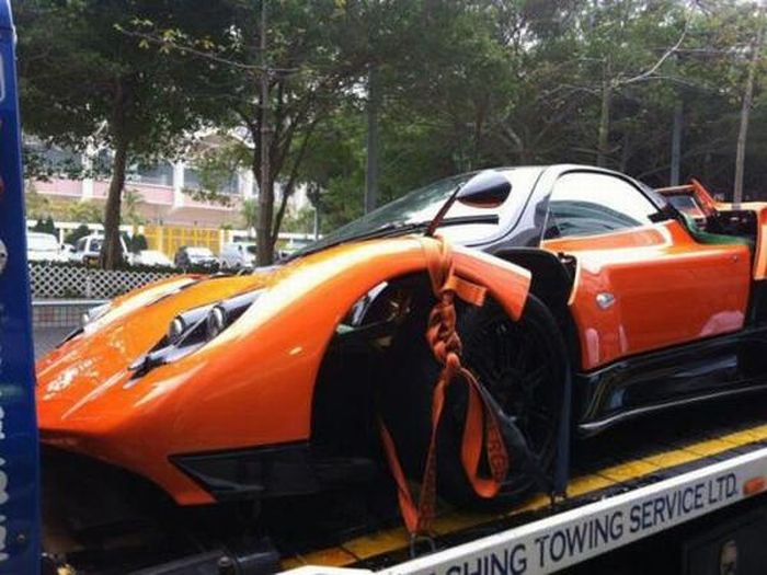 Pagani Zonda F Wrecked in Hong Kong (10 pics)