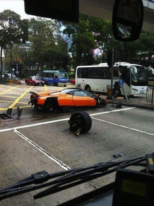 Pagani Zonda F Wrecked in Hong Kong (10 pics)