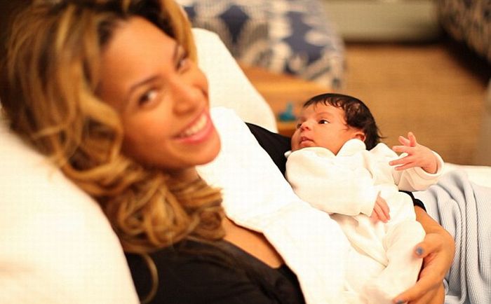 The First Photos of Beyonce and Jay Z Daughter Blue Ivy (4 pics)