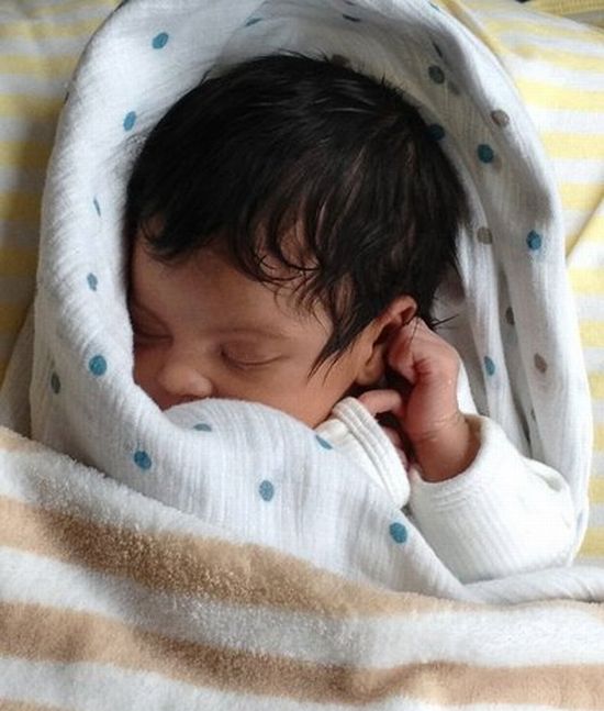 The First Photos of Beyonce and Jay Z Daughter Blue Ivy (4 pics)