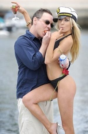 Courtney Stodden's Valentine's Day (7 pics)