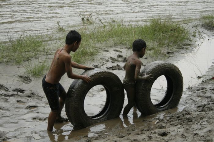 Children Playing (32 pics)