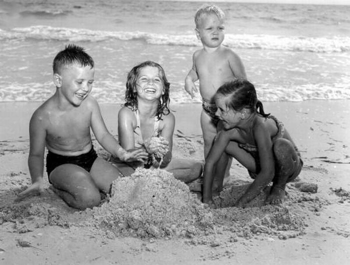 Children Playing (32 pics)