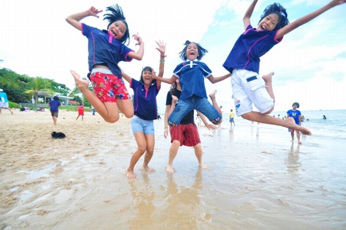 Children Playing (32 pics)