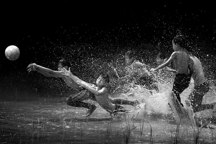 Children Playing (32 pics)