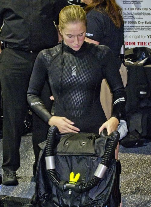 Hot Girls Scuba Diving (45 pics)