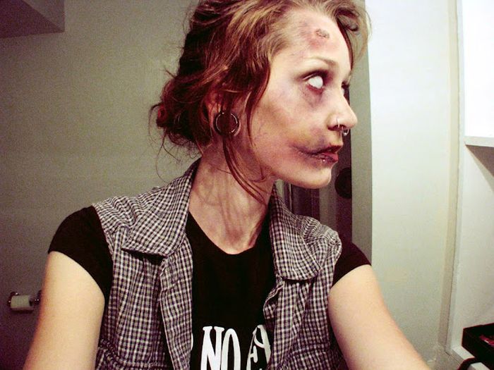 Creating Zombies with Makeup (8 pics)