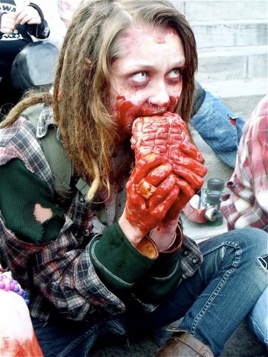 Creating Zombies with Makeup (8 pics)