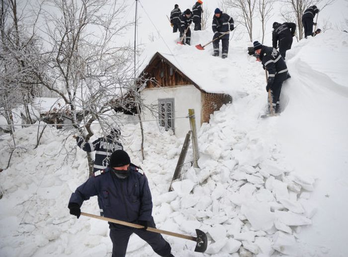Romanian Village Under Snow (33 pics)