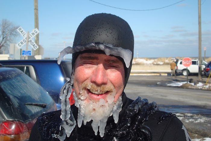 Surfing the Great Lakes in the Winter (11 pics)