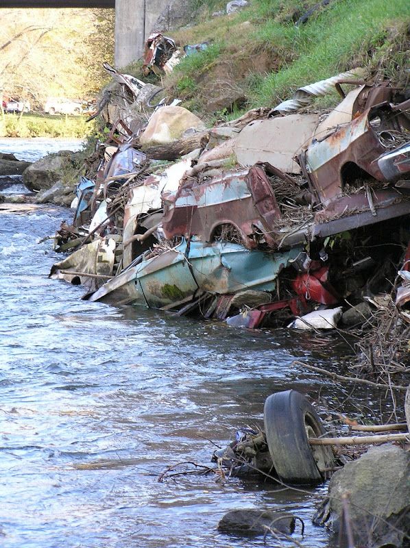 Abandoned Cars as Erosion Control in Detroit (11 pics)
