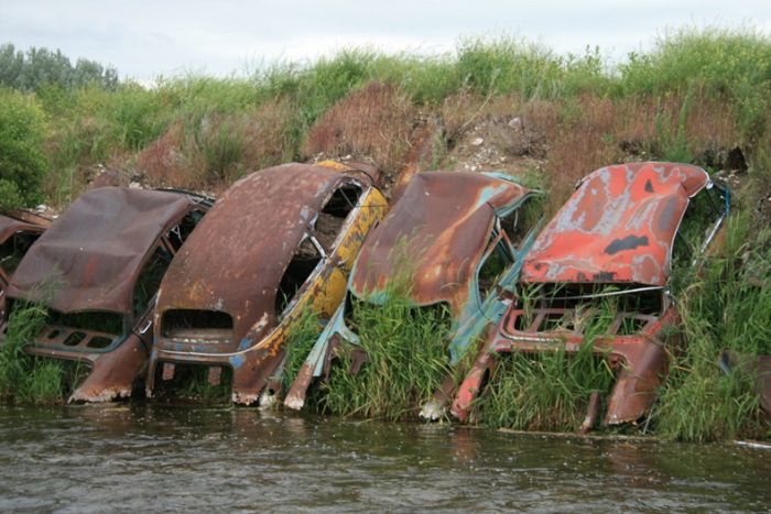 Abandoned Cars as Erosion Control in Detroit (11 pics)