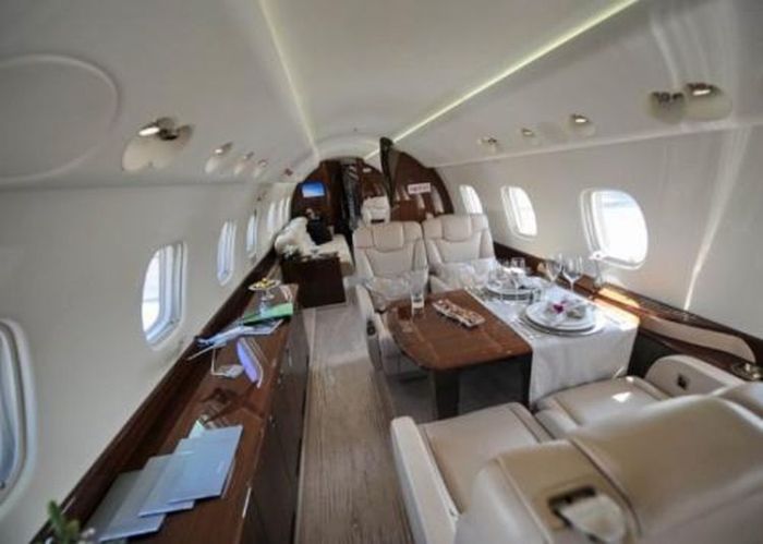 Jackie Chan Private Jet (12 pics)