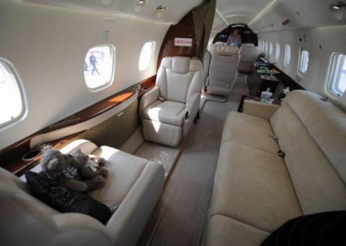 Jackie Chan Private Jet (12 pics)