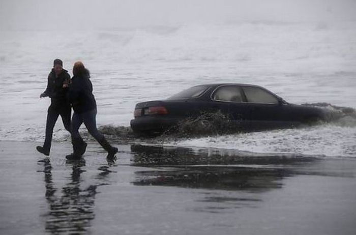 Driver Drove Her Car Into the Ocean (17 pics)