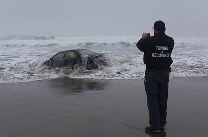 Утонули автомобили. Машину вытаскивают из воды. Машина утонула в море. Утопленные машины.