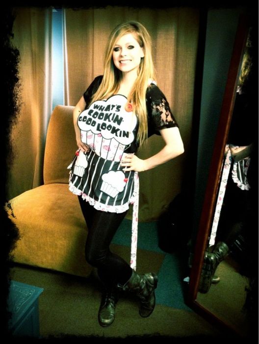 Avril Lavigne Twitpics (30 pics)