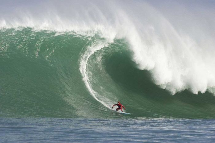 Surfing Giant Waves (23 pics)