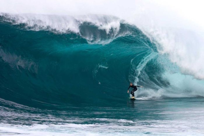 Surfing Giant Waves (23 pics)